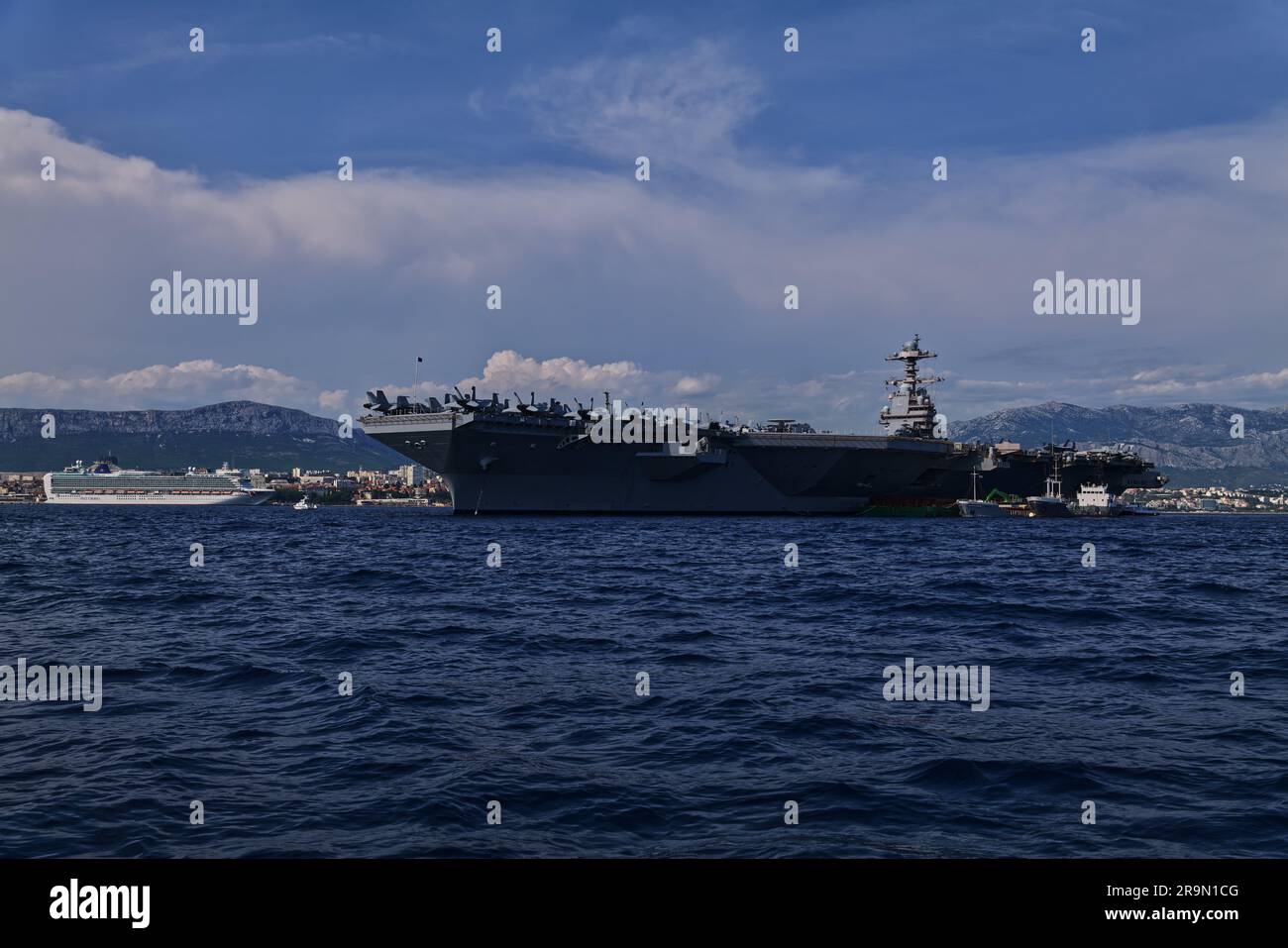 USS Gerald R. Ford ist das führende Schiff ihrer Klasse von Flugzeugträgern der US-Marine in Split, Kroatien, 27. Juni 2023. (CTK Photo/Fojtik Filip) Stockfoto