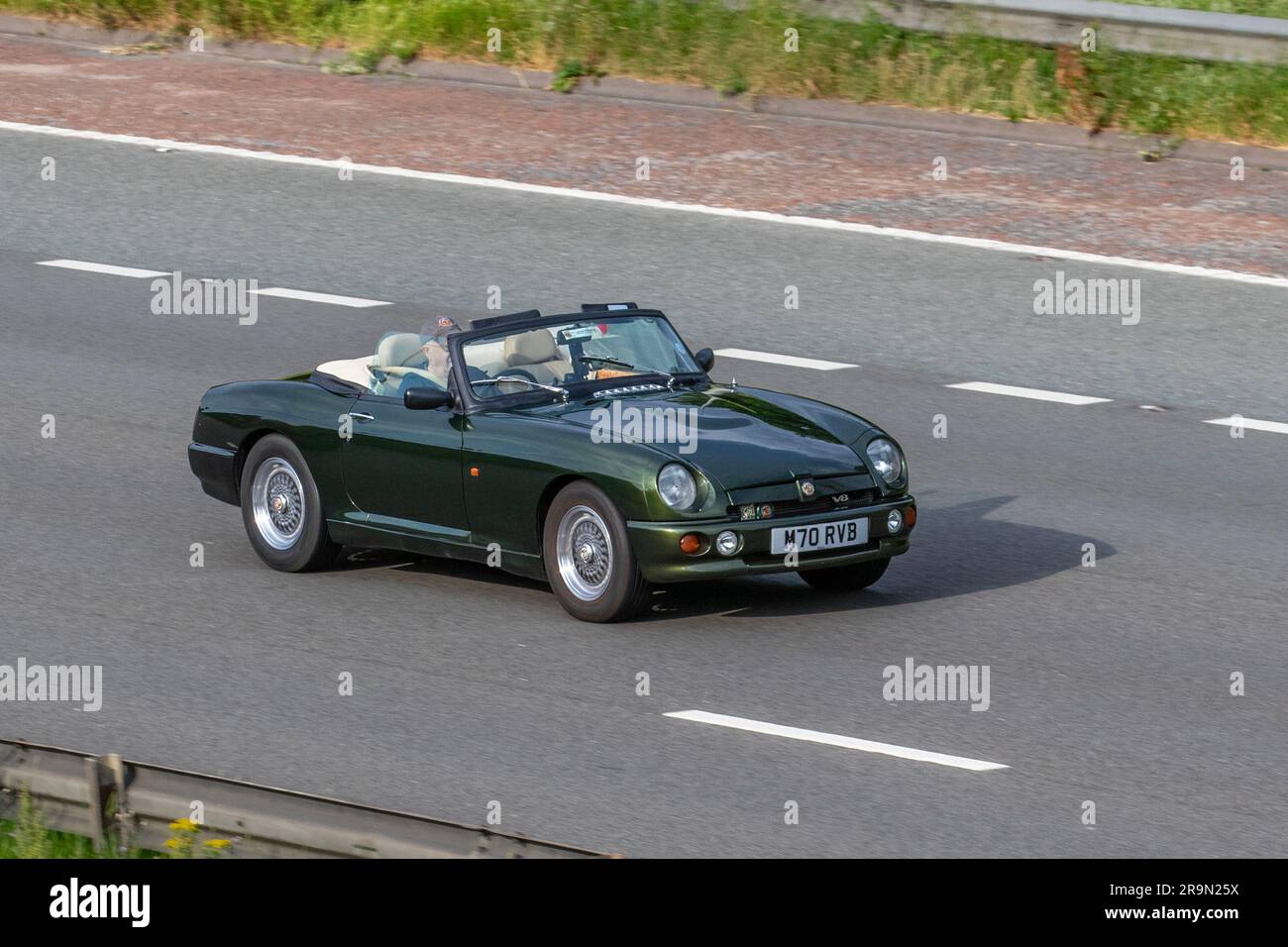 1994 90s Neunziger Woodcote Green MG RV8 V8 British Sports Car Rover V8 Motor 4000 ccm; Fahrt mit hoher Geschwindigkeit auf der Autobahn M6 im Großraum Manchester, Großbritannien Stockfoto
