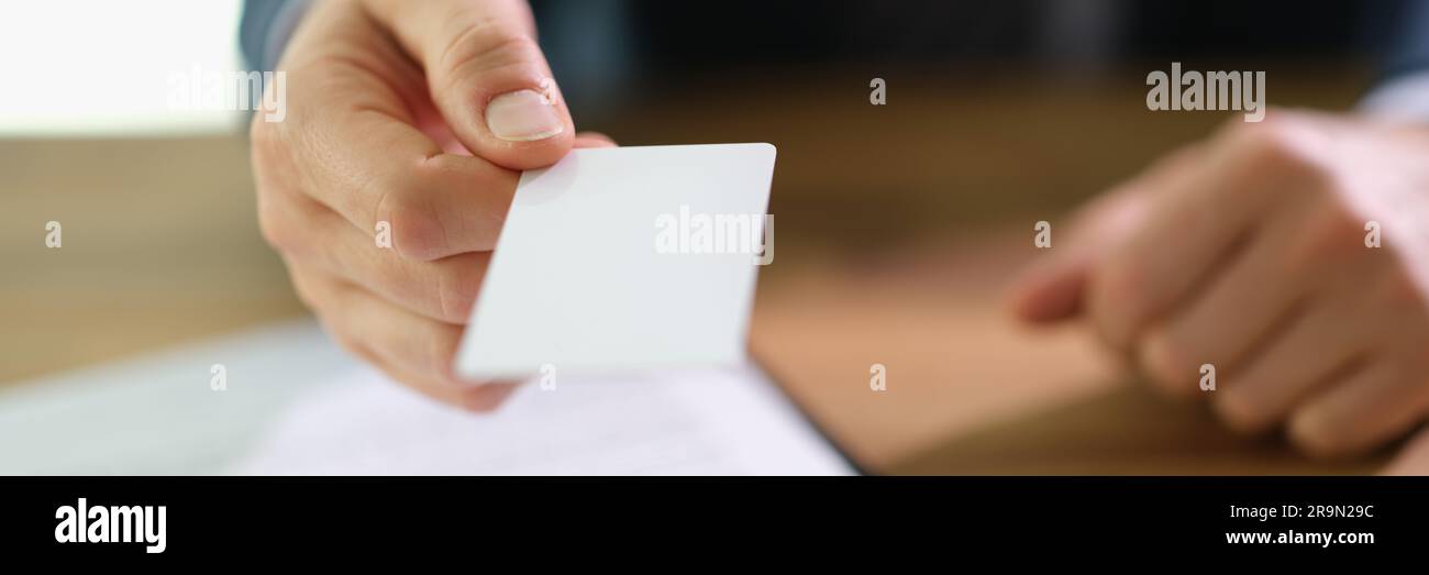 Geschäftsmann Banker, der eine Kreditkarte für die Kundenaufnahme übergibt Stockfoto