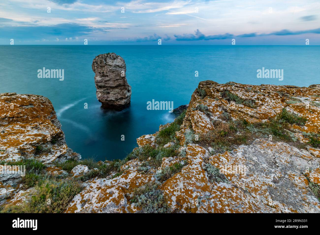 Lange Belichtung, Bewegungsunschärfe durch Wasser. Iglata oder die Felsformation Needle in der Nähe des Schwarzen Meeres im Norden Bulgariens, dem Dorf Tyulenovo. Stockfoto