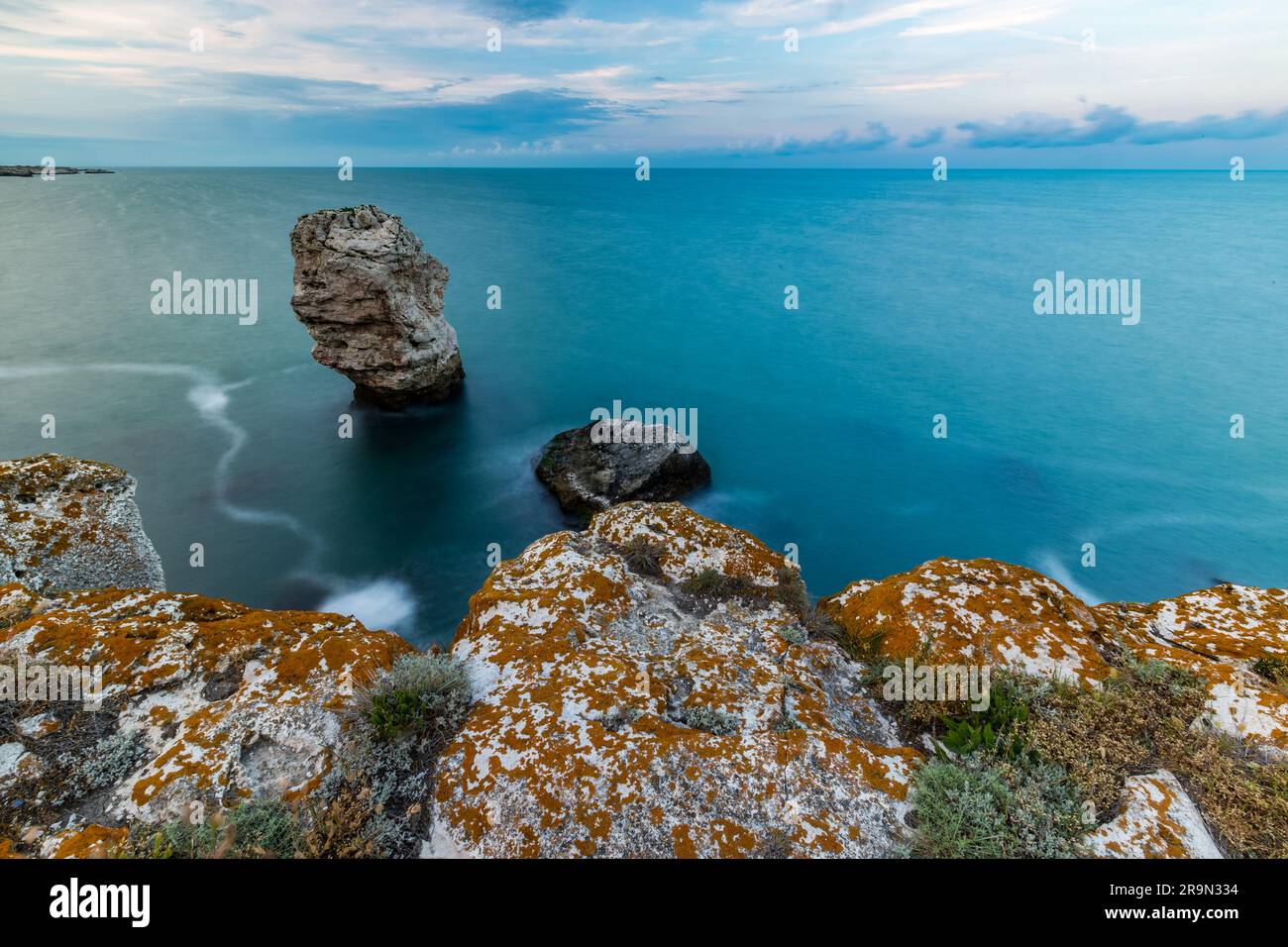 Lange Belichtung, Bewegungsunschärfe durch Wasser. Iglata oder die Felsformation Needle in der Nähe des Schwarzen Meeres im Norden Bulgariens, dem Dorf Tyulenovo. Stockfoto