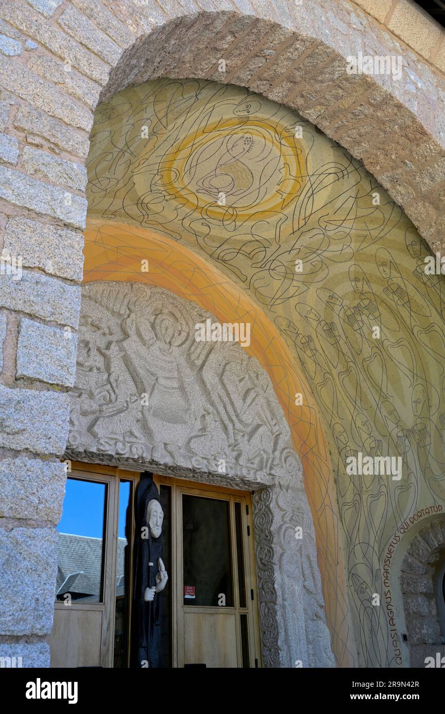 Die historische benediktinerabtei Sainte Marie de la Pierre-qui-Vire in den Wäldern von Morvan, Nievre FR Stockfoto