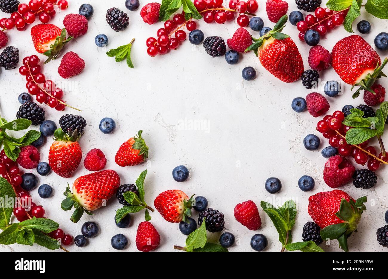 Verschiedene frische Sommer Beeren. Ansicht von oben Stockfoto