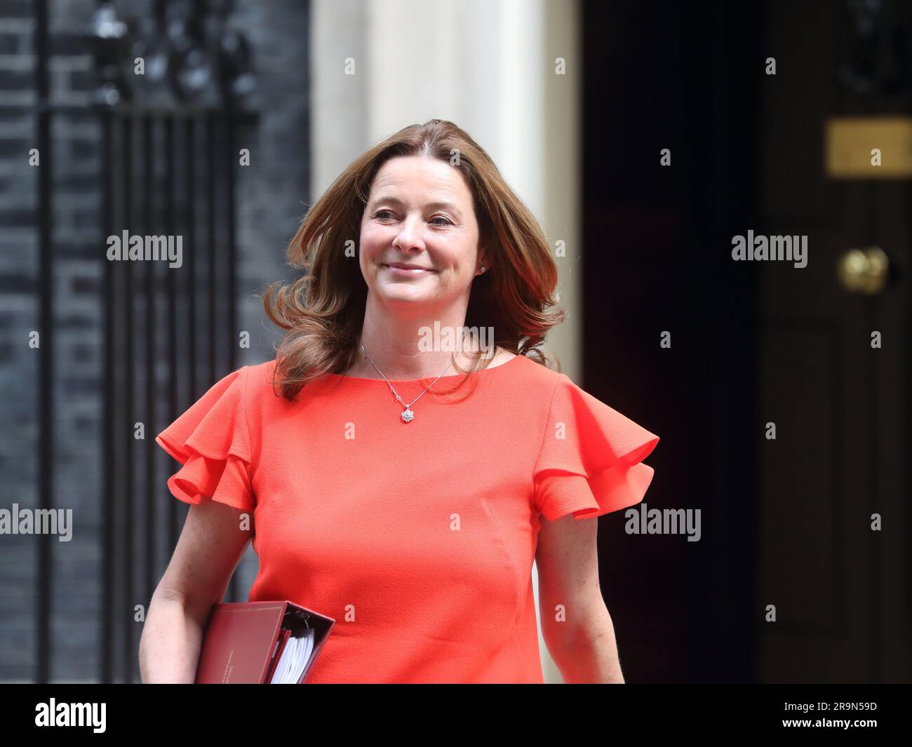 London, Großbritannien. 27. Juni 2023. Gillian Keegan, Secretary of State for Education, verlässt das Ministerium nach der Kabinettssitzung Downing Street Nr. 10. Stockfoto