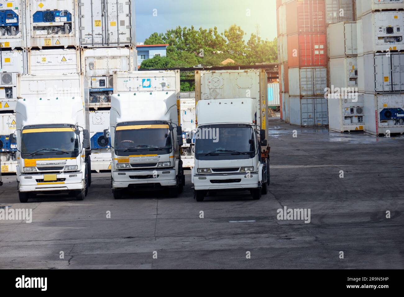 LKW im Containerlager im Import- und Exportbereich des Hafens. Stockfoto