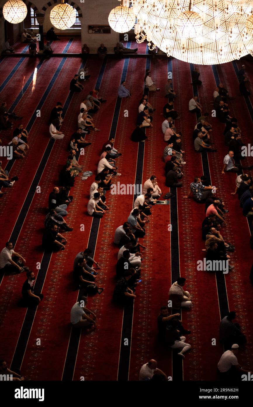 Muslime Ankara, Türkei. 28. Juni 2023. Muslimische Männer führen Eid-Gebete in ...