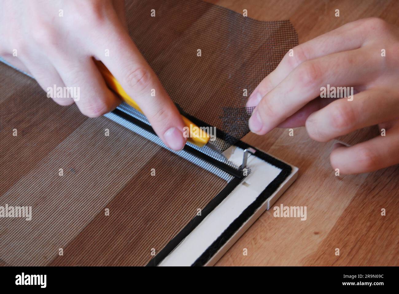 Selbstmontage eines Heimmoskitonetzes Stockfoto