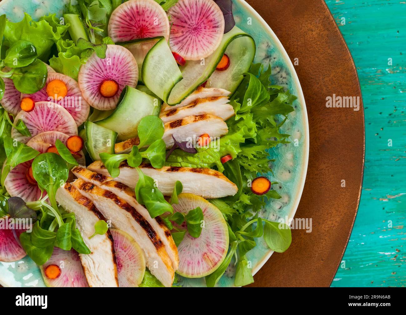 Gegrillter Hähnchensalat mit Gurke und Wassermelonen-Rettich Stockfoto