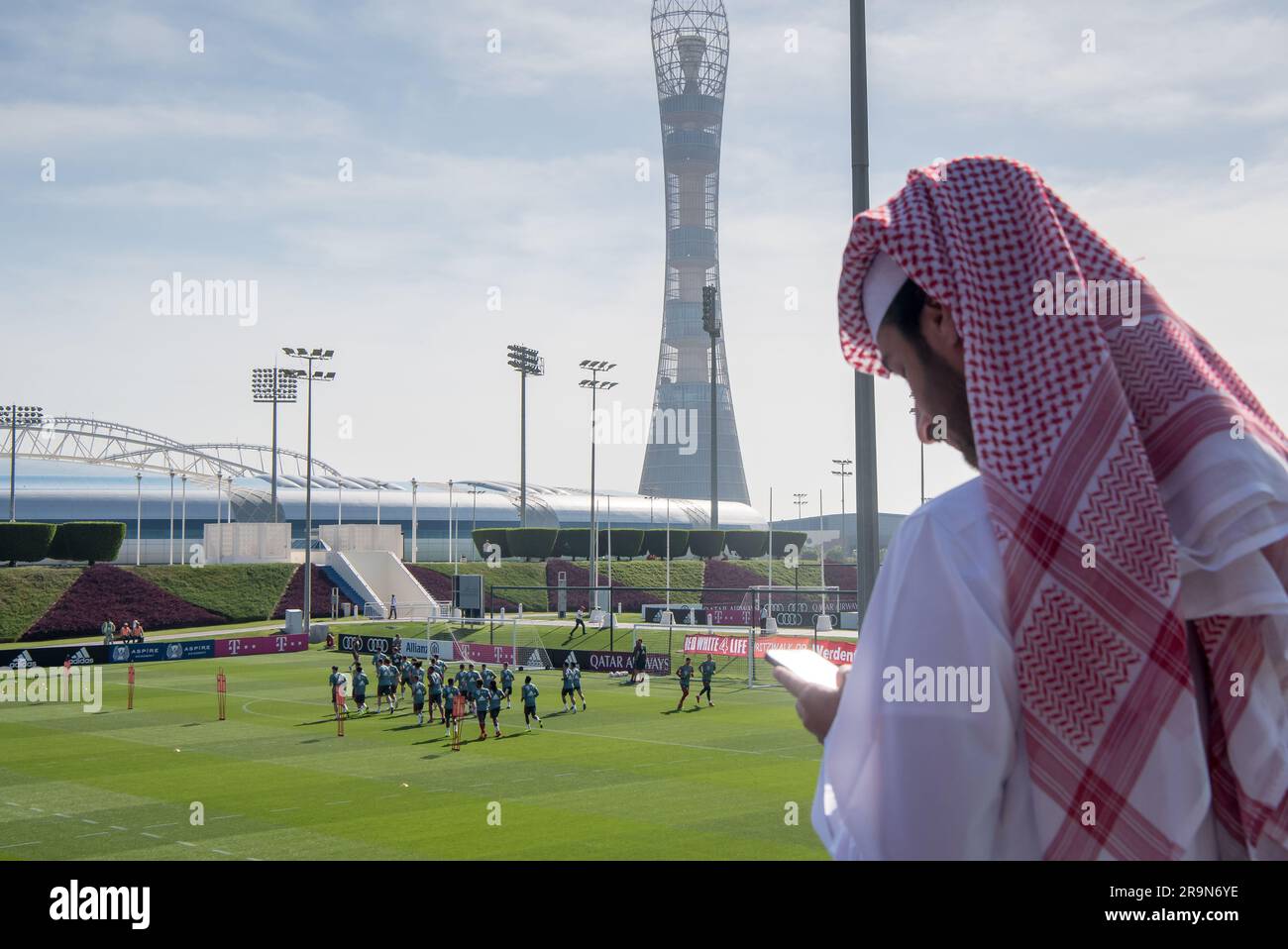 Doha, Katar. 06. Januar 2019. Bundesliga. Die Zuschauer sehen sich das Training an. Spieler des Bundesliga-Fußballteams FC Bayern München wärmen sich während eines Trainings auf. FC Bayern München beendet seine kontroverse Zusammenarbeit mit der Fluggesellschaft Qatar Airways. Der Sponsoringvertrag, der am 30. Juni ausläuft, wird nicht verlängert, wie der deutsche Fußballrekordmeister am Mittwoch bekannt gab. Zuvor hatten die "Münchner Merkur/tz" und das "Bild" darüber berichtet. Kredit: Peter Kneffel/dpa/Alamy Live News Stockfoto