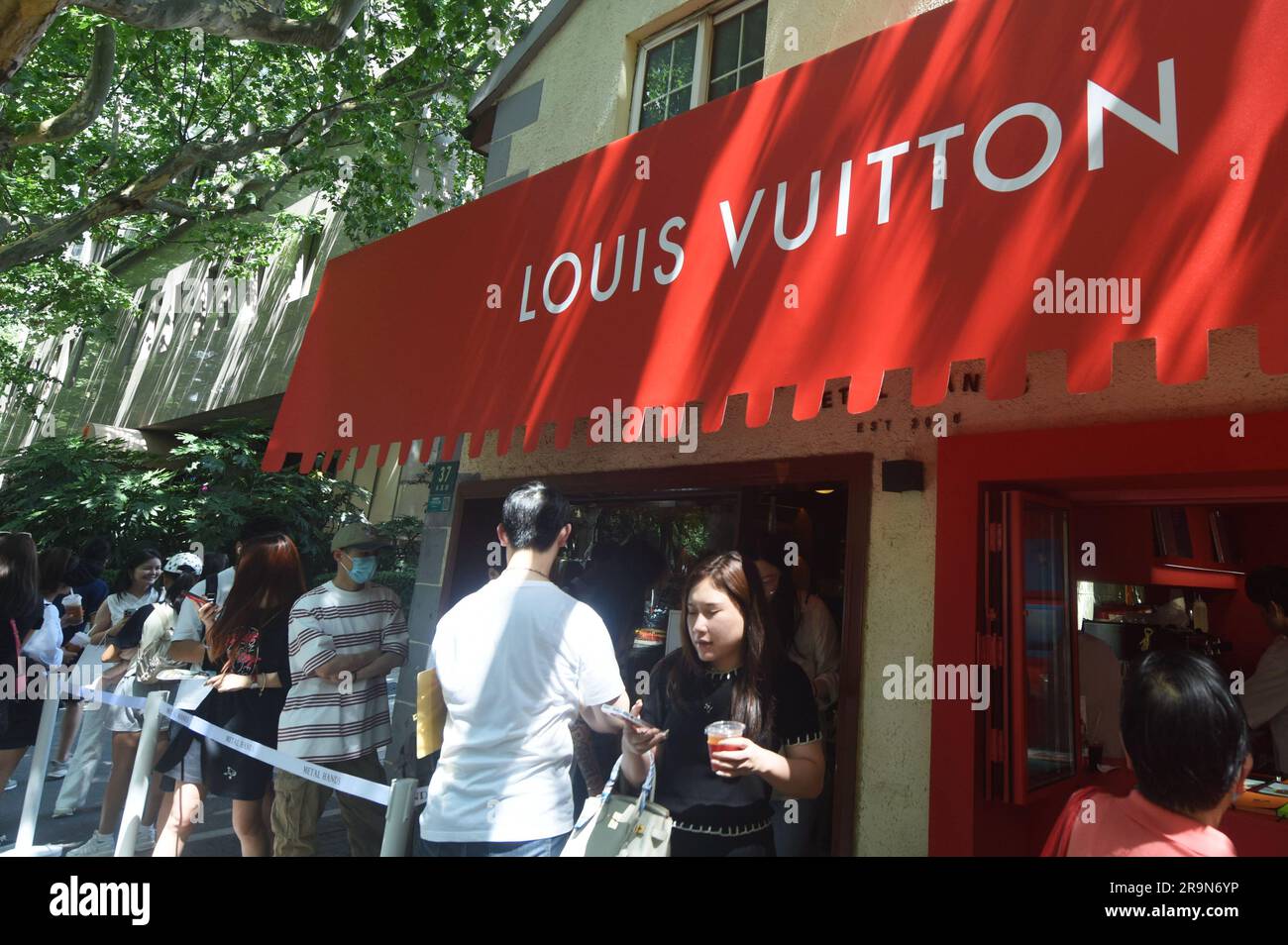 Menschen Schlange Vor Louis Vuitton Shop Stockfoto und mehr Bilder