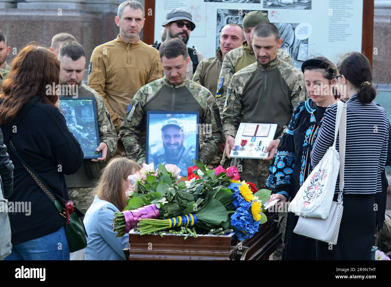 Kiew, Ukraine. 28. Juni 2023. Verwandte, Freunde und Soldaten stehen neben dem Sarg mit der Leiche des Soldaten Jury Samanyuk während des Abschieds auf dem Independence Square. Im russisch-ukrainischen Krieg starb der ehemalige Befehlshaber der separaten mobilen Feuerwehr 'Oril' der 93. Separaten mechanisierten Brigade 'Kholodny Yar' aus der Region Iwano-Frankivsk, Jurij Samaniuk. Juriy Samanyuk ist aus Vorokhta, Iwano-Frankiwsk. Im zivilen Leben war er Trainer im Hand-an-Hand-Sport und stellte Möbel her. Kredit: SOPA Images Limited/Alamy Live News Stockfoto