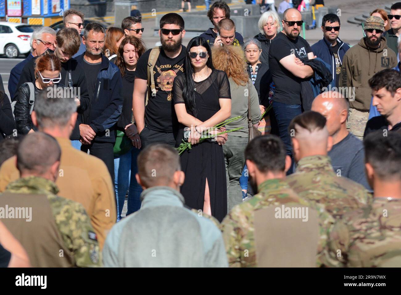 Kiew, Ukraine. 28. Juni 2023. Verwandte, Freunde und Soldaten stehen