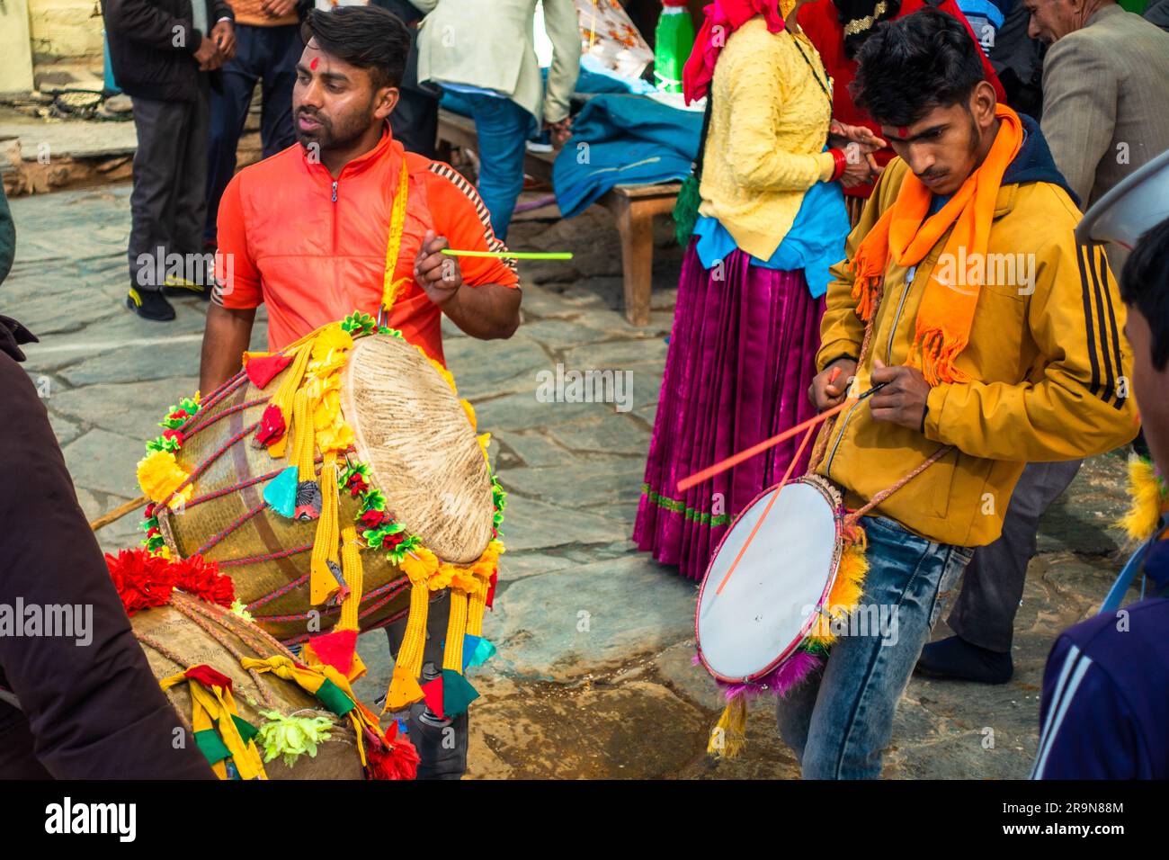 31. Januar 2023, Tehri Garhwal, Uttarakhand, Indien. Dhol Damo, traditionelles Uttarakhandi Trommelinstrument. Traditionelles Tanz- und Musikfestival Durin Stockfoto