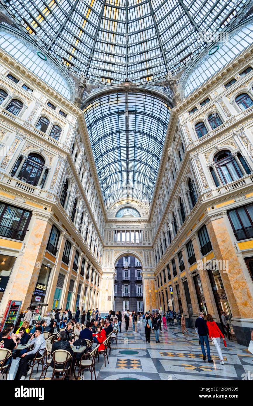 Innenseite der Galleria Umberto l, Neapel, Kampanien, Italien, Südwesteuropa Stockfoto