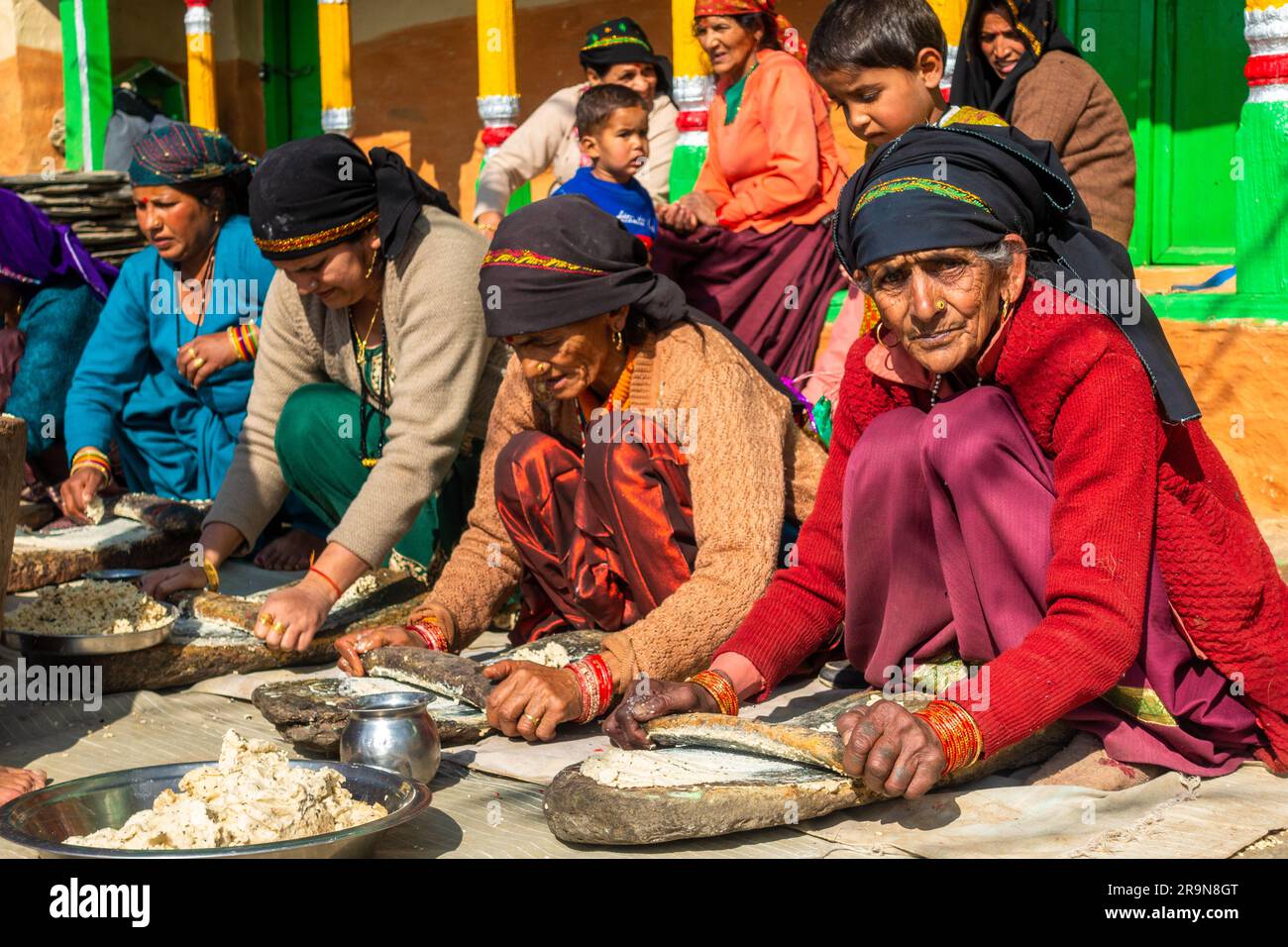 31. Januar 2023, Tehri Garhwal, Uttarakhand, Indien. Frauen bereiten traditionelle Küche in Gruppen während einer Hochzeitszeremonie zu. Bezirk Jaunsar-Jaunp Stockfoto