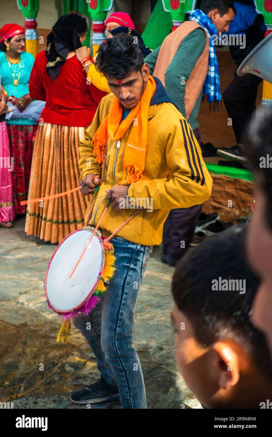 31. Januar 2023, Tehri Garhwal, Uttarakhand, Indien. Dhol Damo, traditionelles Uttarakhandi Trommelinstrument. Traditionelles Tanz- und Musikfestival Durin Stockfoto
