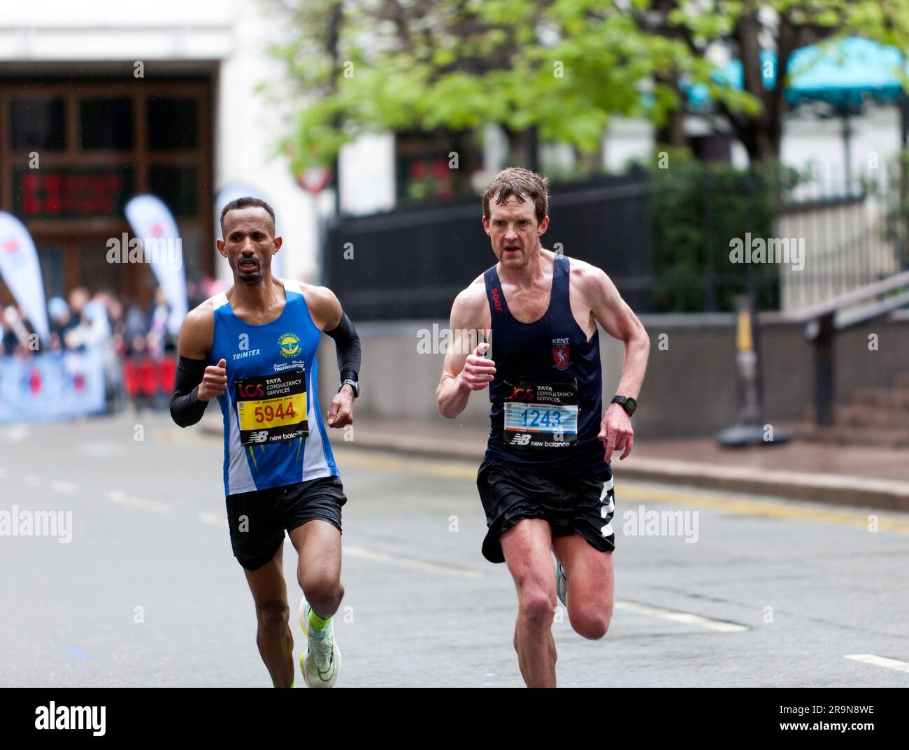 John Gilbert (GBR), vorbei am Cabot Square, um 2. in der Kategorie Mass 40-44 des London Marathons 2023 zu beenden, in einer Zeit von 02:19:28 Stockfoto