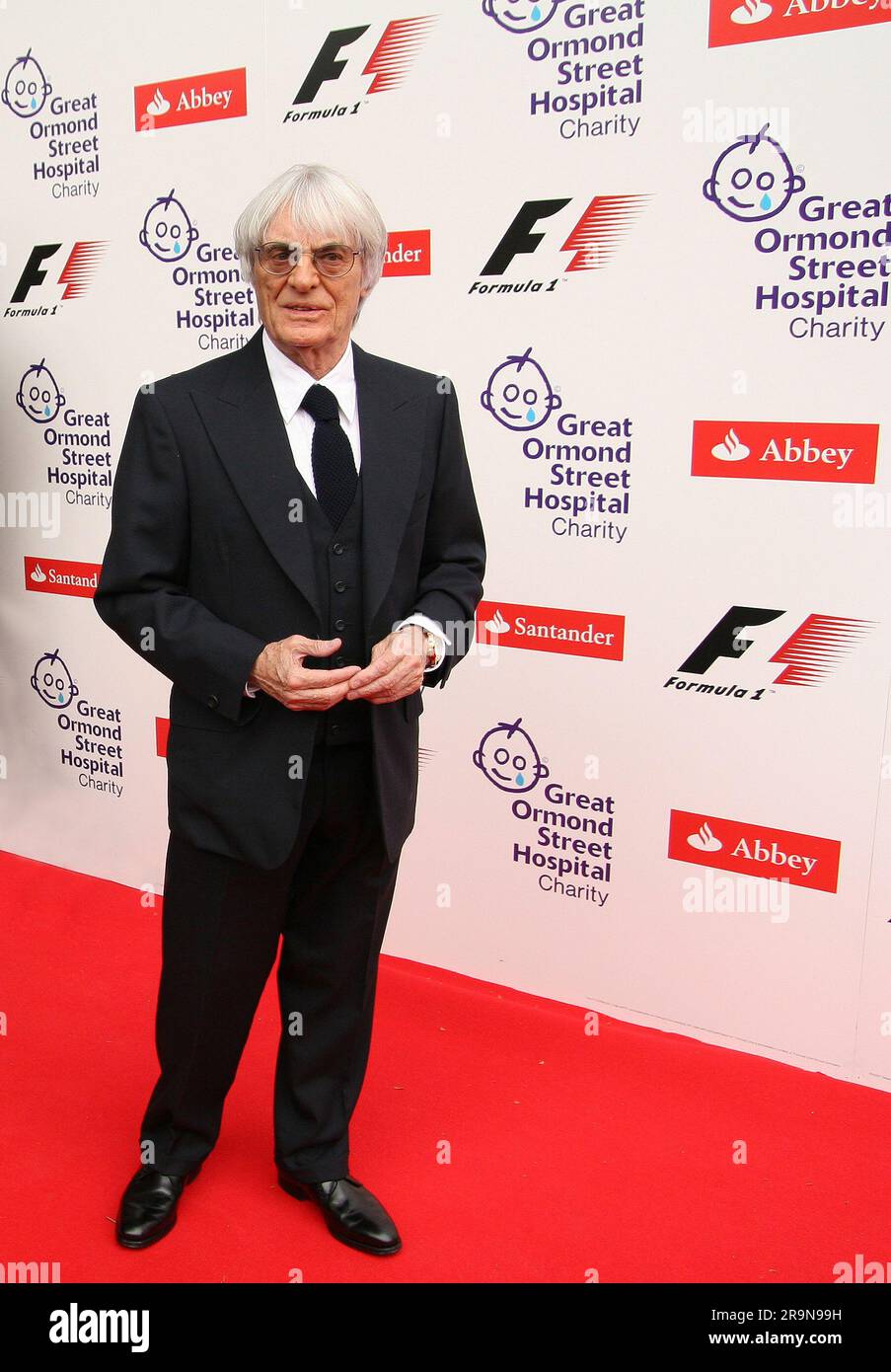 bernie Ecclestone kommt im V&A für das Pre British Formula 1 Grand Prix Wohltätigkeitsdinner in London an Stockfoto