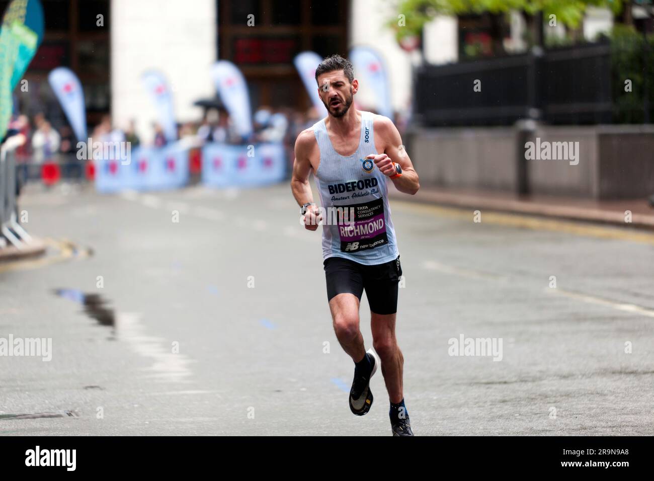 Ronnie Richmond (GBR) fährt durch Cabot Square, um 3. im Elite Men's 2023 London Marathon (40.-44. Kategorie) in einer Zeit von 02:19:00 zu schaffen Stockfoto