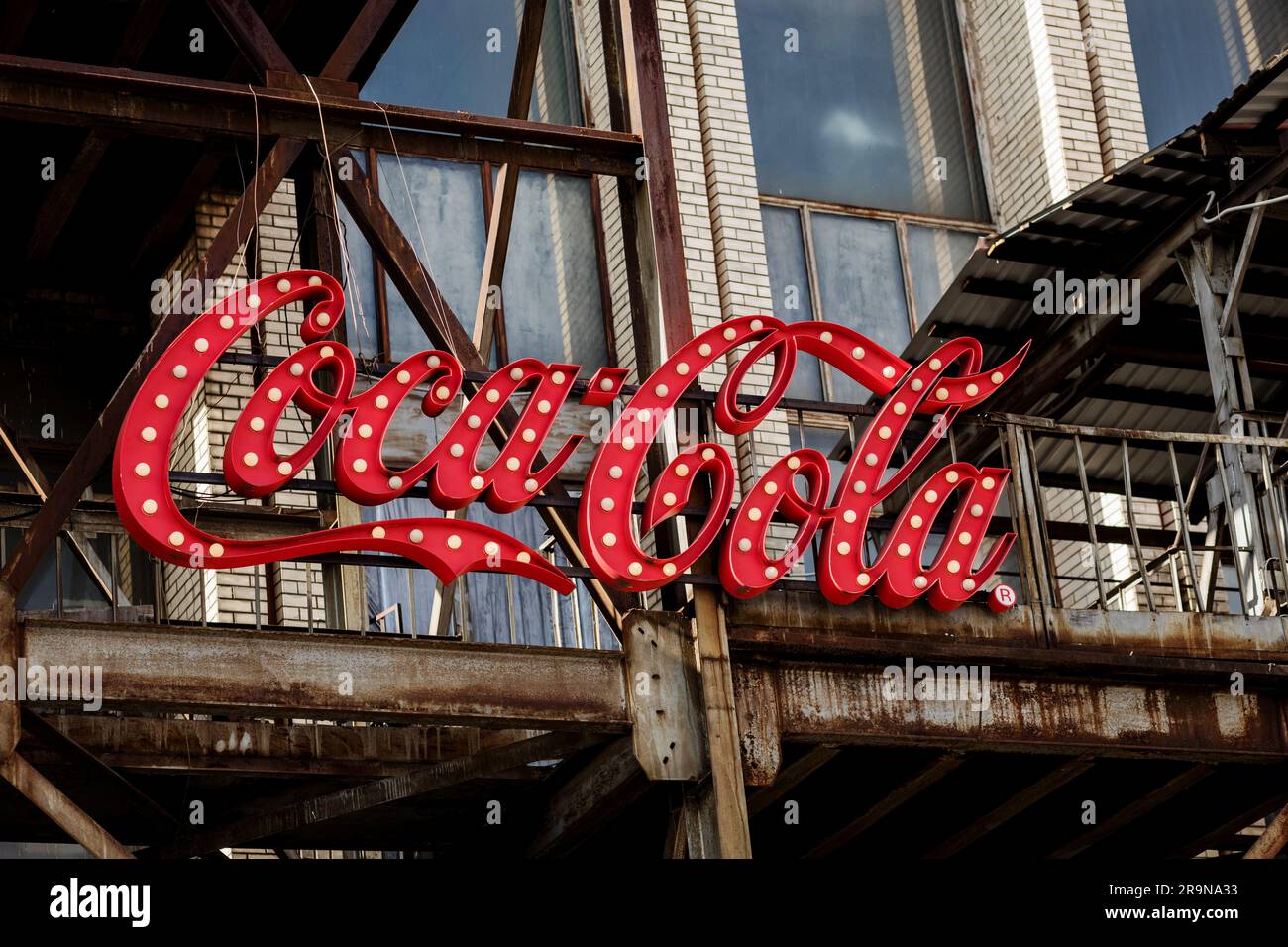 Minsk, Weißrussland, Juni 2023 – elektronisches Coca-Cola-Logo. Vintage Coca Cola Schild oder Werbung Stockfoto