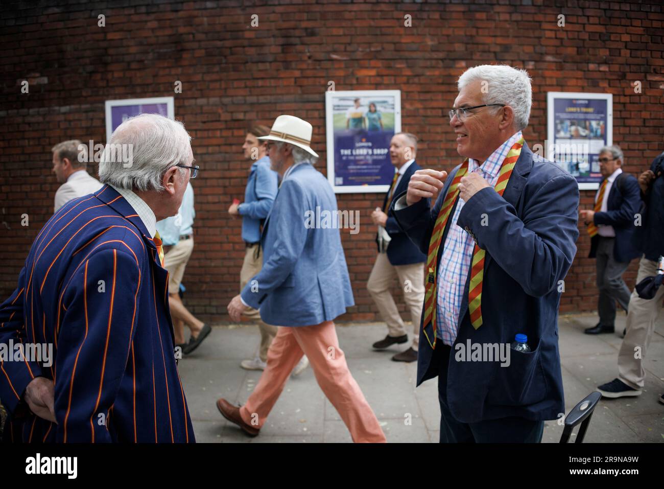 London, Großbritannien. 28. Juni 2023. Mitglieder des MCC (Marylebone Cricket Club) stellen sich vor dem Lords Cricket Ground vor dem ersten Tag des zweiten Ashes-Tests zwischen England und Australien am 28. Juni 2023 an. England liegt in der Serie derzeit einer unter den Sternen. Foto: Ben Cawthra/Sipa USA Kredit: SIPA USA/Alamy Live News Stockfoto