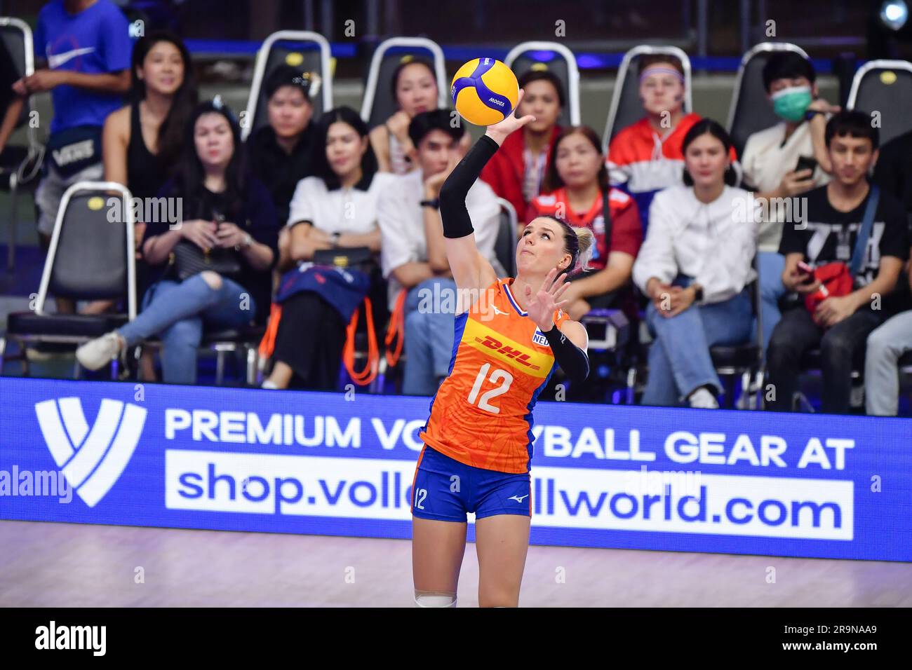 Bangkok, Thailand. 27. Juni 2023. Bongaerts (Nr. 12) aus den Niederlanden während des FIVB Volleyball Women's National League Pool in den 6 Wochen 3 zwischen Frauen aus Thailand und den Niederlanden im Hua Mak Indoor Stadium gesehen. (Endergebnis: Thailand Women Lose Netherlands Women 0-3 26-28, 18-25, 20-25) (Foto: Amphol Thongmueangluang/SOPA Images/Sipa USA) Guthaben: SIPA USA/Alamy Live News Stockfoto