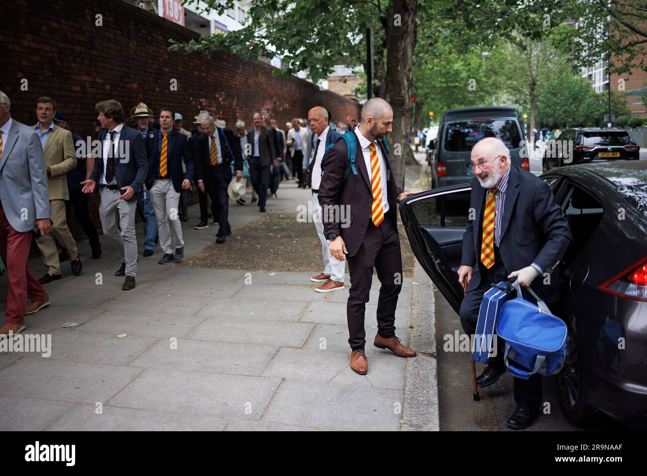 London, Großbritannien. 28. Juni 2023. Mitglieder des MCC (Marylebone Cricket Club) stellen sich vor dem Lords Cricket Ground vor dem ersten Tag des zweiten Ashes-Tests zwischen England und Australien am 28. Juni 2023 an. England liegt in der Serie derzeit einer unter den Sternen. Foto: Ben Cawthra/Sipa USA Kredit: SIPA USA/Alamy Live News Stockfoto