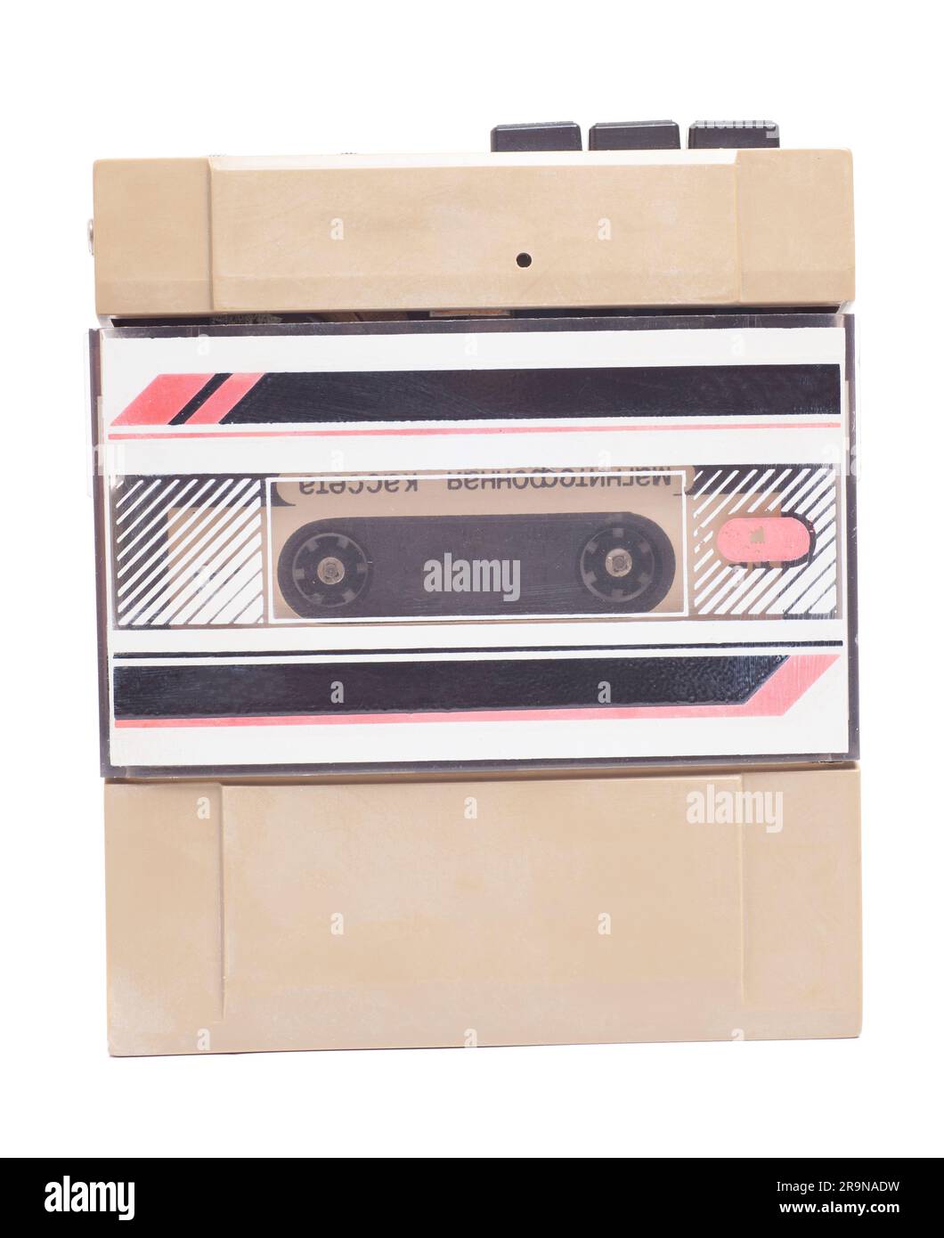 Tragbarer Stereo-Cassettenspieler im Retro-Look aus dem Jahr 80s. Englische Übersetzung: Tonbandgerät (Aufschrift auf Russisch) Stockfoto
