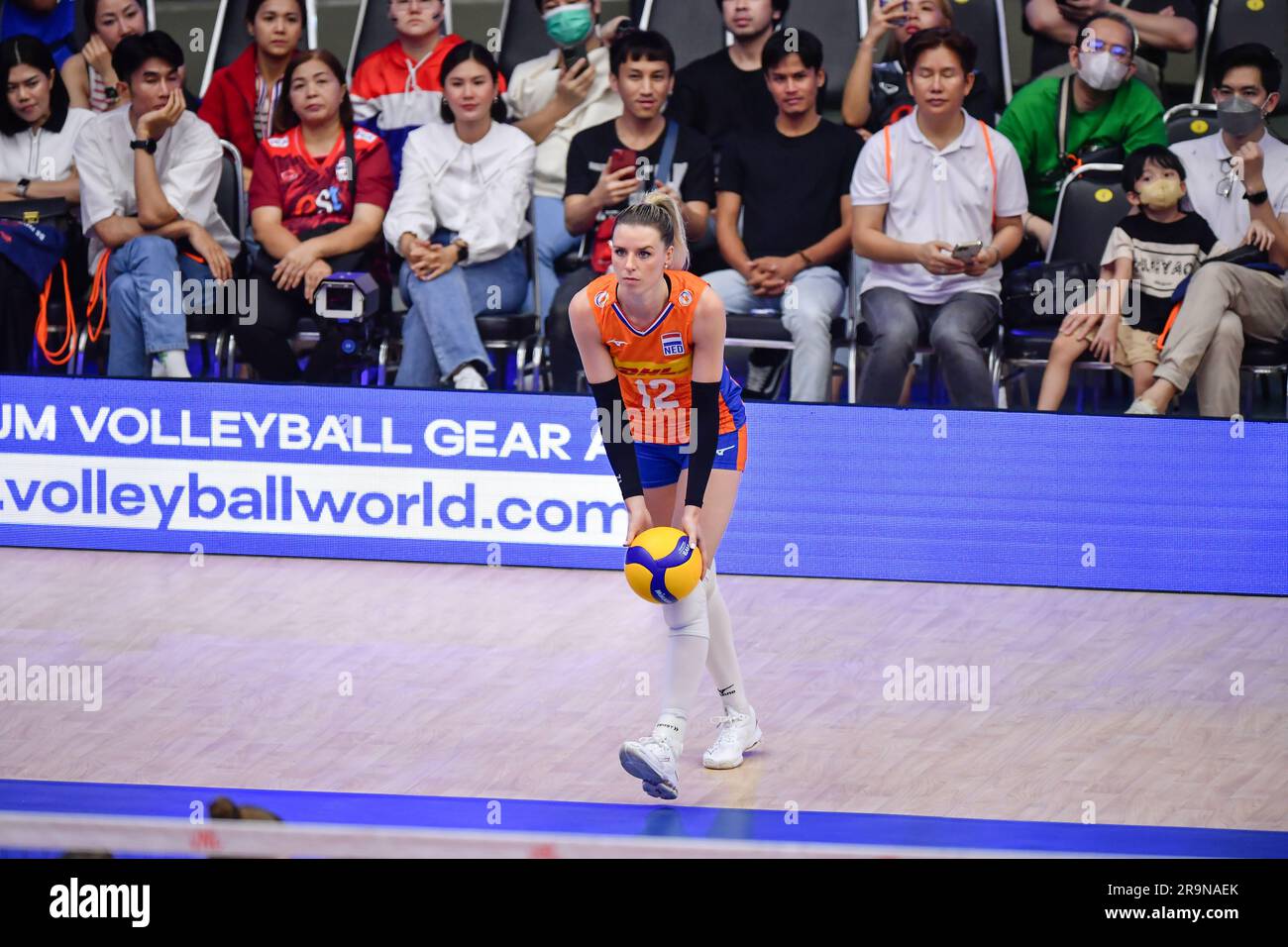 Bangkok, Thailand. 27. Juni 2023. Bongaerts (Nr. 12) aus den Niederlanden während des FIVB Volleyball Women's National League Pool in den 6 Wochen 3 zwischen Frauen aus Thailand und den Niederlanden im Hua Mak Indoor Stadium gesehen. (Endergebnis: Thailand Women Lose Netherlands Women 0-3 26-28, 18-25, 20-25) (Foto: Amphol Thongmueangluang/SOPA Images/Sipa USA) Guthaben: SIPA USA/Alamy Live News Stockfoto