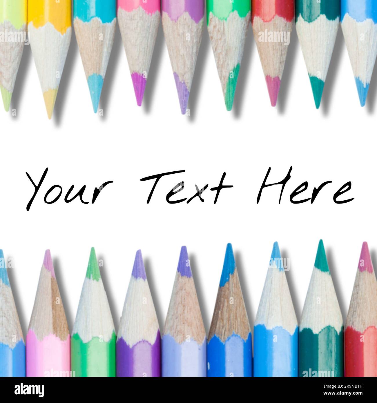 Halten des Textbereichs mit einer Reihe von Buntstiften oben und unten auf weißem Hintergrund Stockfoto