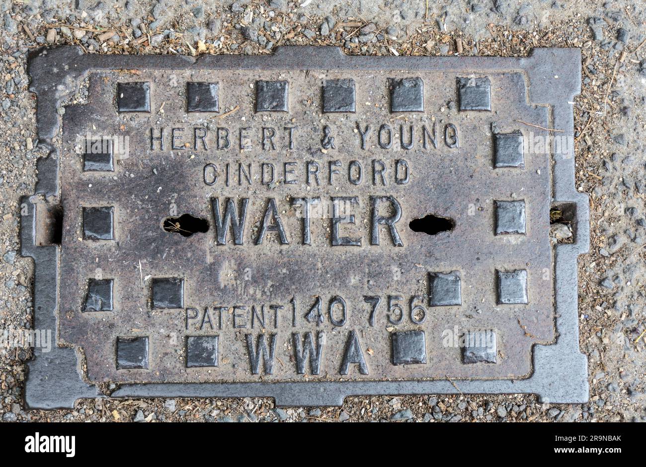 Wasserleitung, Eisenabdeckung auf der Straße. England, Großbritannien. Stockfoto