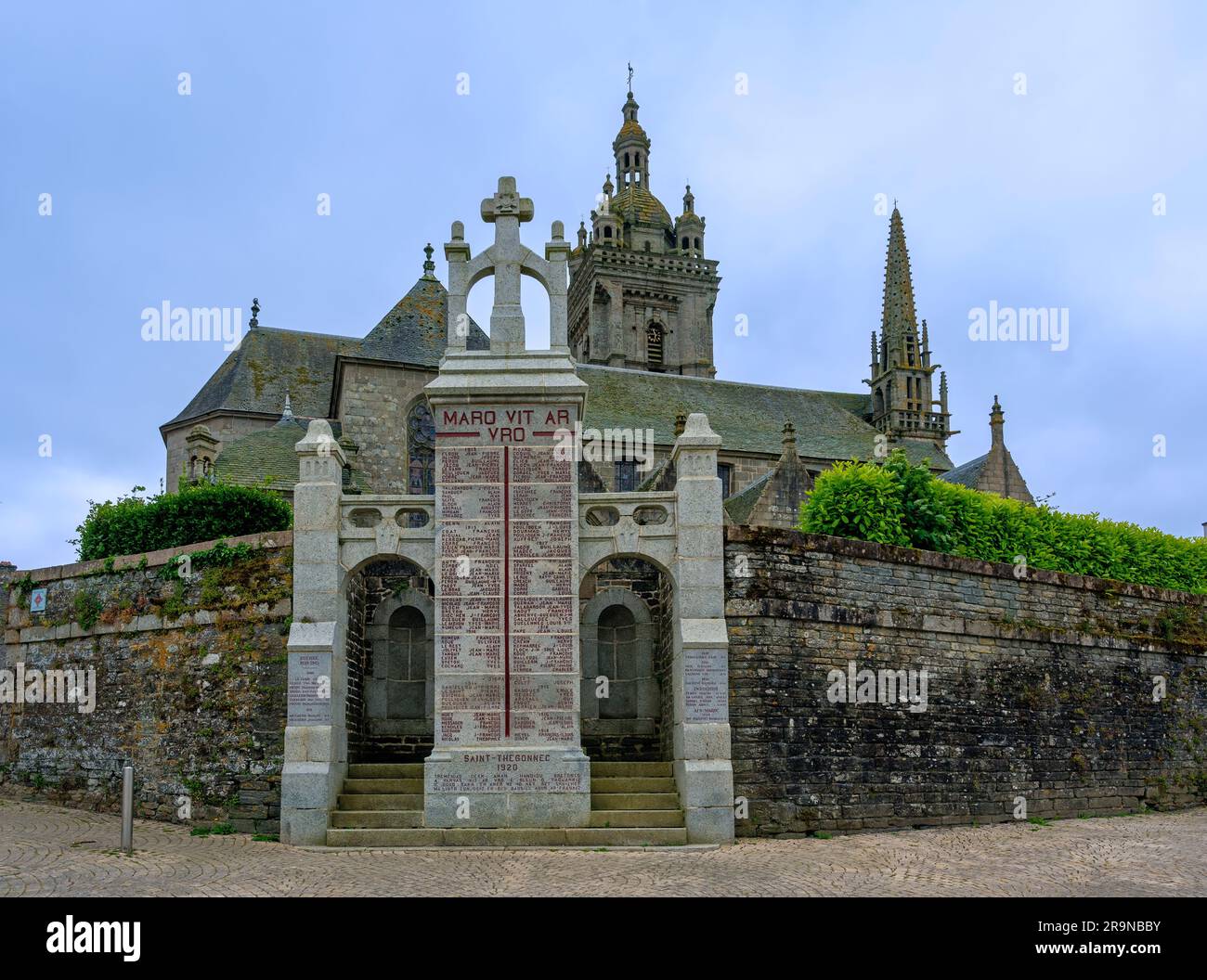 Denkmal für die gefallenen Bürger des Ersten und Zweiten Weltkriegs in der Umgehungsmauer der Pfarrkirche Notre-Dame in Thegonneck in der Bretagne, Frankreich Stockfoto