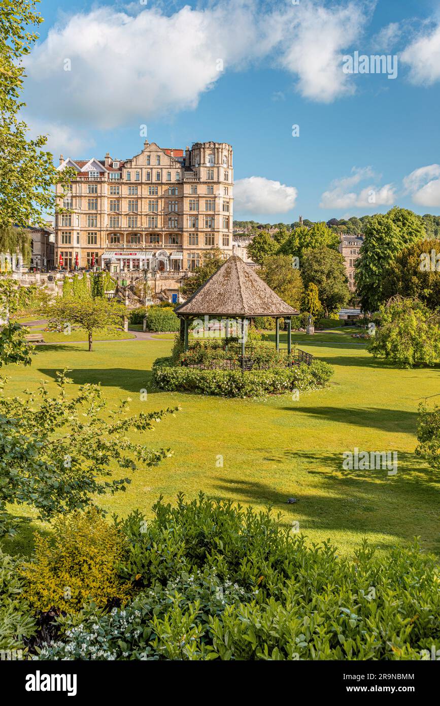 Blick über die Parade Gärten am Ufer des Flusses Avon, Bath, Somerset, England Stockfoto