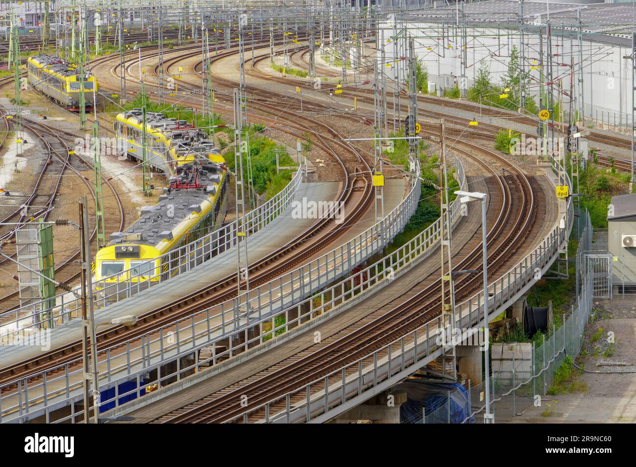 Hintergrund für Industrielogistik und Transportkonzept, Schienenvorwärtsschalter für den Zug. Eisenbahn- und Industriegebiet der Stadt. Blick von oben Stockfoto