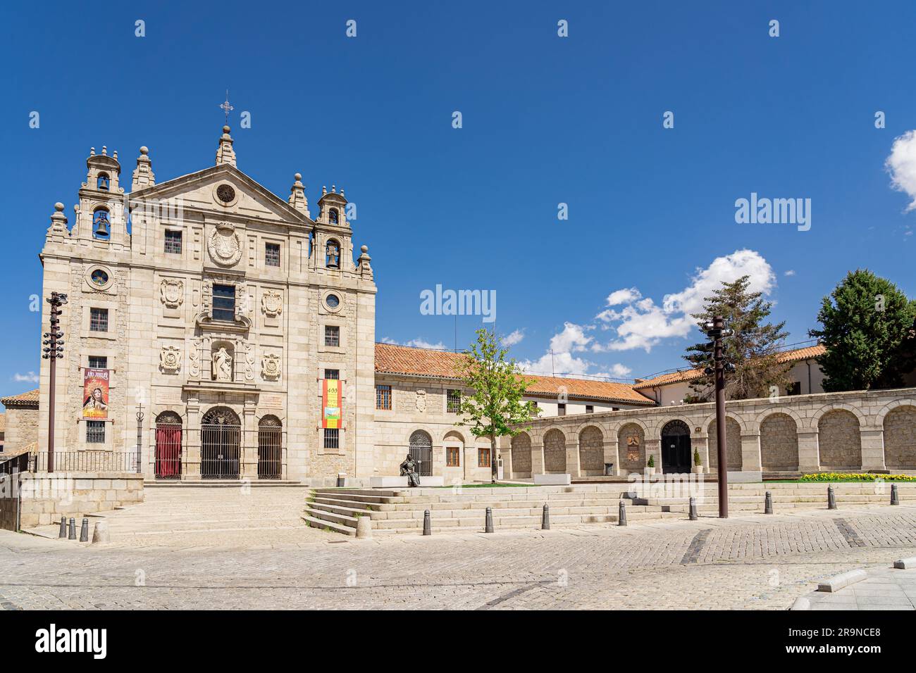 Blick auf die Plaza de la Santa mit der Kirche und dem Geburtsort von St. Teresa von Jesus in Avila, Spanien. Stockfoto