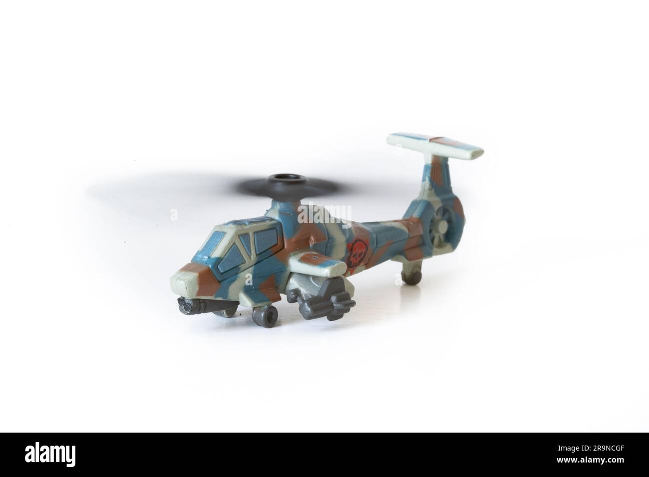 Entdecken Sie die Welt der Luftfahrt mit einem russischen Spielzeug-Hubschrauber. Diese Miniatur-Nachbildung erfasst die Essenz von Militärflugzeugen und bietet ein einzigartiges per Stockfoto