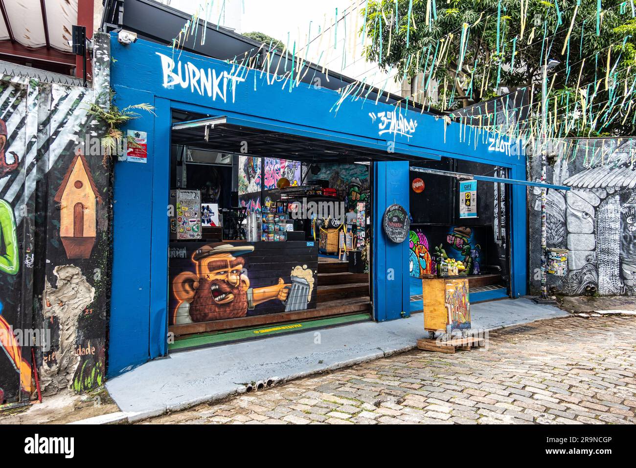 Beco do Batman in Sao Paulo, Brasilien, ist ein beliebtes Touristenziel aufgrund der dichten Graffiti-Konzentration, die die Straßen in Vila säumen Stockfoto