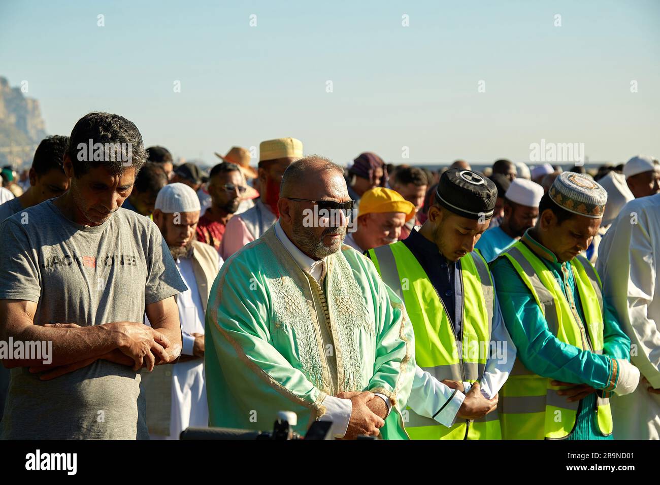 Palermo, Sizilien, Italien. 28. Juni 2023. Die Islamische Gemeinschaft Palermo schloss sich dem Gebet für das Opferfest an - Aid El Adha an der Promenade Yasser Arafat in Palermo.das Gebet wurde von Scheich Bedri El Maddeni geleitet, an dem mehrere Imams, darunter Mohammed Fazlul Hoque, teilnahmen. Abraham wird gesehen, wie er seinen Sohn Ishmael in einem Traum opferte. Als er dem göttlichen Befehl gehorchen wollte, wurde der Patriarch von dem Engel Gabriel aufgehalten, der von Gott geschickt wurde. Da Abraham seinen einzigen Sohn aus Liebe für ihn opfern wollte, autorisierte Gott ihn, den Jungen zu ersetzen Stockfoto