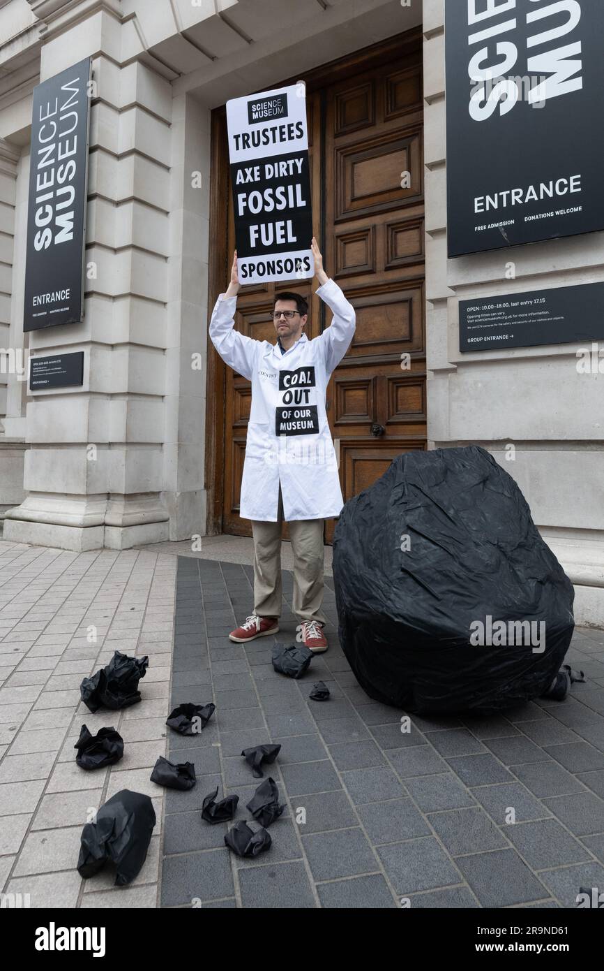 London, Großbritannien. 28. Juni 2023. Klimaaktivisten von Wissenschaftlern für XR liefern ein riesiges Stück gefälschter Kohle an das Wissenschaftsmuseum und forderten es auf, das Sponsoring fossiler Brennstoffe vom indischen Kohleriesen Adani, dem britischen Öl-Major BP und dem norwegischen Equinor einzustellen. Alle drei Pläne, die Förderung fossiler Brennstoffe auszuweiten, obwohl die Internationale Energieagentur und die UNO gewarnt haben, dass dadurch die Möglichkeit der Bekämpfung der globalen Erwärmung verringert wird. Die Aktion fiel mit einer Sitzung des Kuratoriums des Museums zusammen, von der Jo Foster und Hannah Fry als Adani-Sponsor zurücktraten. Kredit: Ron Fassbender/Alamy Live News Stockfoto