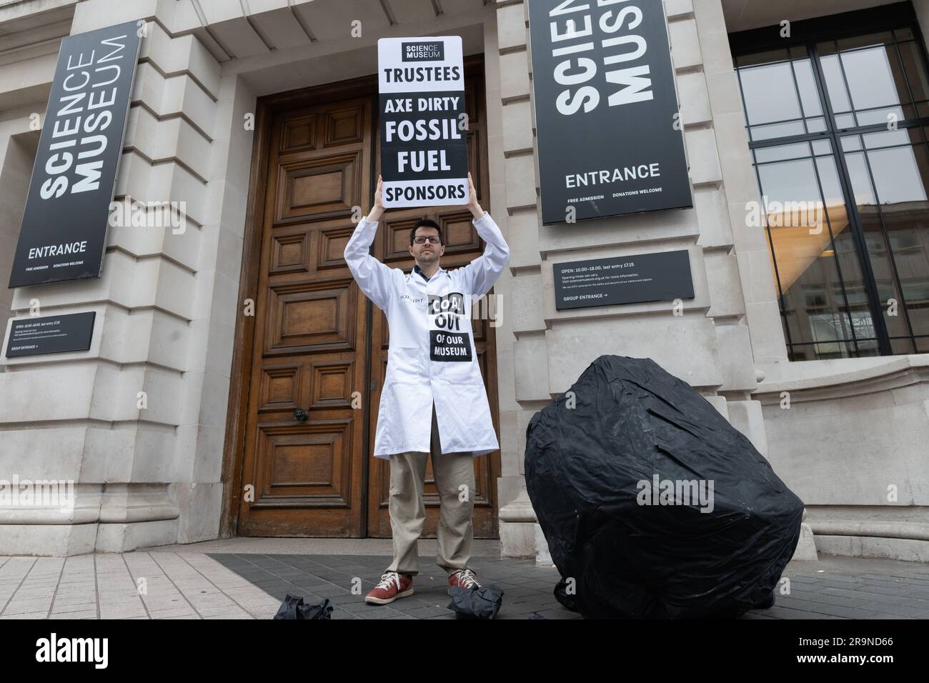 London, Großbritannien. 28. Juni 2023. Klimaaktivisten von Wissenschaftlern für XR liefern ein riesiges Stück gefälschter Kohle an das Wissenschaftsmuseum und forderten es auf, das Sponsoring fossiler Brennstoffe vom indischen Kohleriesen Adani, dem britischen Öl-Major BP und dem norwegischen Equinor einzustellen. Alle drei Pläne, die Förderung fossiler Brennstoffe auszuweiten, obwohl die Internationale Energieagentur und die UNO gewarnt haben, dass dadurch die Möglichkeit der Bekämpfung der globalen Erwärmung verringert wird. Die Aktion fiel mit einer Sitzung des Kuratoriums des Museums zusammen, von der Jo Foster und Hannah Fry als Adani-Sponsor zurücktraten. Kredit: Ron Fassbender/Alamy Live News Stockfoto