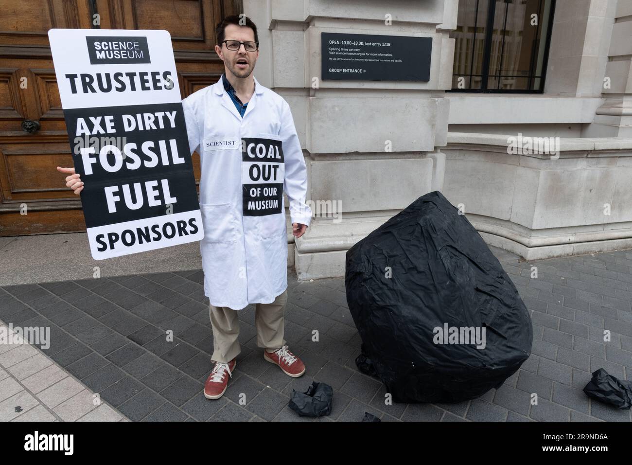 London, Großbritannien. 28. Juni 2023. Klimaaktivisten von Wissenschaftlern für XR liefern ein riesiges Stück gefälschter Kohle an das Wissenschaftsmuseum und forderten es auf, das Sponsoring fossiler Brennstoffe vom indischen Kohleriesen Adani, dem britischen Öl-Major BP und dem norwegischen Equinor einzustellen. Alle drei Pläne, die Förderung fossiler Brennstoffe auszuweiten, obwohl die Internationale Energieagentur und die UNO gewarnt haben, dass dadurch die Möglichkeit der Bekämpfung der globalen Erwärmung verringert wird. Die Aktion fiel mit einer Sitzung des Kuratoriums des Museums zusammen, von der Jo Foster und Hannah Fry als Adani-Sponsor zurücktraten. Kredit: Ron Fassbender/Alamy Live News Stockfoto