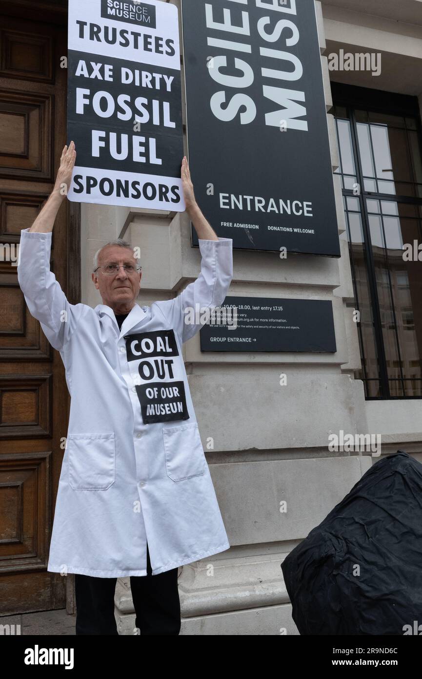 London, Großbritannien. 28. Juni 2023. Klimaaktivisten von Wissenschaftlern für XR liefern ein riesiges Stück gefälschter Kohle an das Wissenschaftsmuseum und forderten es auf, das Sponsoring fossiler Brennstoffe vom indischen Kohleriesen Adani, dem britischen Öl-Major BP und dem norwegischen Equinor einzustellen. Alle drei Pläne, die Förderung fossiler Brennstoffe auszuweiten, obwohl die Internationale Energieagentur und die UNO gewarnt haben, dass dadurch die Möglichkeit der Bekämpfung der globalen Erwärmung verringert wird. Die Aktion fiel mit einer Sitzung des Kuratoriums des Museums zusammen, von der Jo Foster und Hannah Fry als Adani-Sponsor zurücktraten. Kredit: Ron Fassbender/Alamy Live News Stockfoto
