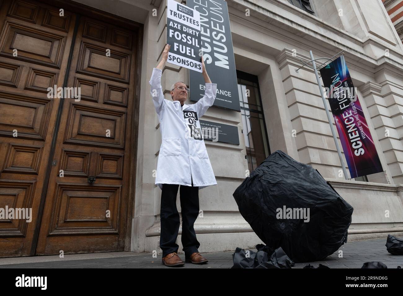 London, Großbritannien. 28. Juni 2023. Klimaaktivisten von Wissenschaftlern für XR liefern ein riesiges Stück gefälschter Kohle an das Wissenschaftsmuseum und forderten es auf, das Sponsoring fossiler Brennstoffe vom indischen Kohleriesen Adani, dem britischen Öl-Major BP und dem norwegischen Equinor einzustellen. Alle drei Pläne, die Förderung fossiler Brennstoffe auszuweiten, obwohl die Internationale Energieagentur und die UNO gewarnt haben, dass dadurch die Möglichkeit der Bekämpfung der globalen Erwärmung verringert wird. Die Aktion fiel mit einer Sitzung des Kuratoriums des Museums zusammen, von der Jo Foster und Hannah Fry als Adani-Sponsor zurücktraten. Kredit: Ron Fassbender/Alamy Live News Stockfoto