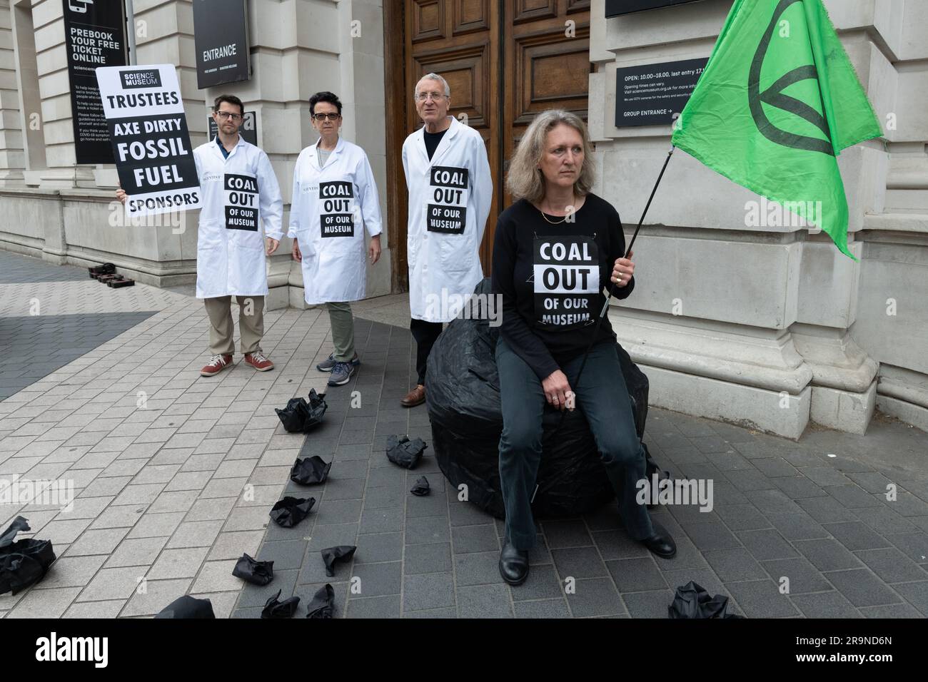 London, Großbritannien. 28. Juni 2023. Klimaaktivisten von Wissenschaftlern für XR liefern ein riesiges Stück gefälschter Kohle an das Wissenschaftsmuseum und forderten es auf, das Sponsoring fossiler Brennstoffe vom indischen Kohleriesen Adani, dem britischen Öl-Major BP und dem norwegischen Equinor einzustellen. Alle drei Pläne, die Förderung fossiler Brennstoffe auszuweiten, obwohl die Internationale Energieagentur und die UNO gewarnt haben, dass dadurch die Möglichkeit der Bekämpfung der globalen Erwärmung verringert wird. Die Aktion fiel mit einer Sitzung des Kuratoriums des Museums zusammen, von der Jo Foster und Hannah Fry als Adani-Sponsor zurücktraten. Kredit: Ron Fassbender/Alamy Live News Stockfoto