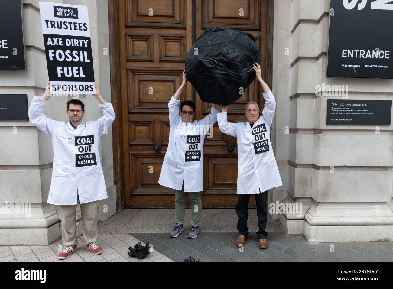 London, Großbritannien. 28. Juni 2023. Klimaaktivisten von Wissenschaftlern für XR liefern ein riesiges Stück gefälschter Kohle an das Wissenschaftsmuseum und forderten es auf, das Sponsoring fossiler Brennstoffe vom indischen Kohleriesen Adani, dem britischen Öl-Major BP und dem norwegischen Equinor einzustellen. Alle drei Pläne, die Förderung fossiler Brennstoffe auszuweiten, obwohl die Internationale Energieagentur und die UNO gewarnt haben, dass dadurch die Möglichkeit der Bekämpfung der globalen Erwärmung verringert wird. Die Aktion fiel mit einer Sitzung des Kuratoriums des Museums zusammen, von der Jo Foster und Hannah Fry als Adani-Sponsor zurücktraten. Kredit: Ron Fassbender/Alamy Live News Stockfoto
