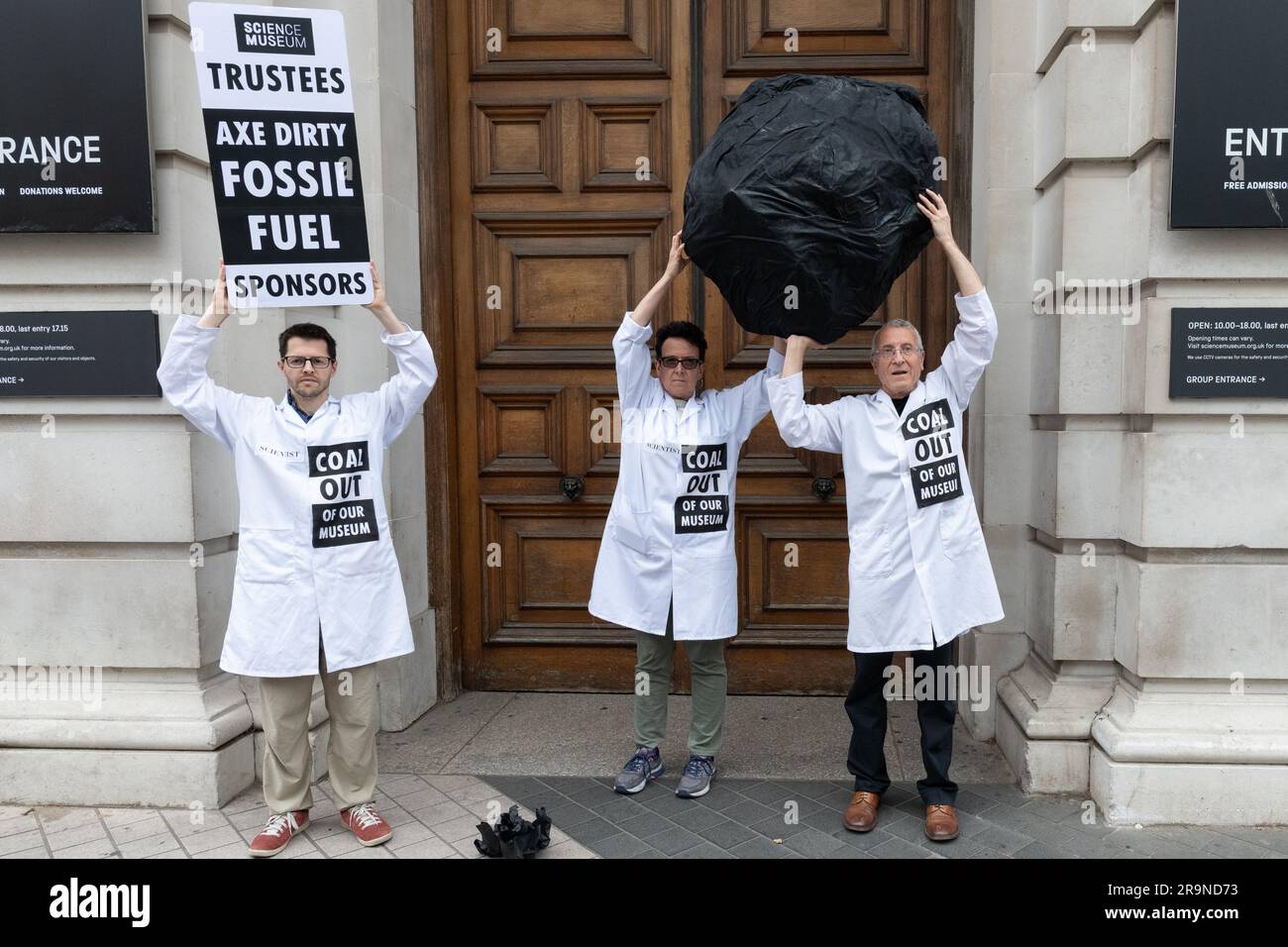 London, Großbritannien. 28. Juni 2023. Klimaaktivisten von Wissenschaftlern für XR liefern ein riesiges Stück gefälschter Kohle an das Wissenschaftsmuseum und forderten es auf, das Sponsoring fossiler Brennstoffe vom indischen Kohleriesen Adani, dem britischen Öl-Major BP und dem norwegischen Equinor einzustellen. Alle drei Pläne, die Förderung fossiler Brennstoffe auszuweiten, obwohl die Internationale Energieagentur und die UNO gewarnt haben, dass dadurch die Möglichkeit der Bekämpfung der globalen Erwärmung verringert wird. Die Aktion fiel mit einer Sitzung des Kuratoriums des Museums zusammen, von der Jo Foster und Hannah Fry als Adani-Sponsor zurücktraten. Kredit: Ron Fassbender/Alamy Live News Stockfoto
