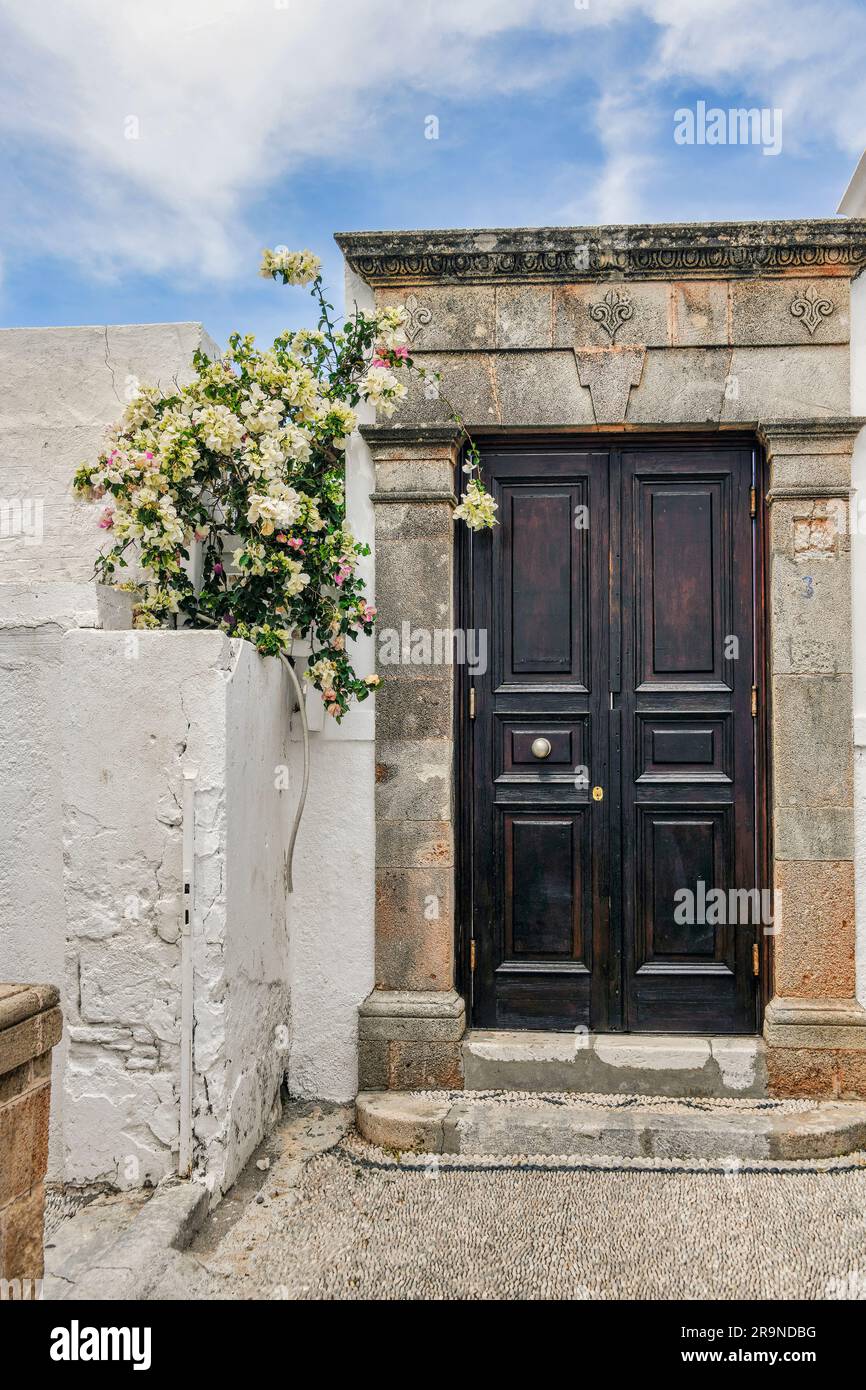 Alte Eingangstür in einer Gasse von Lindos auf Rhodos Stockfoto