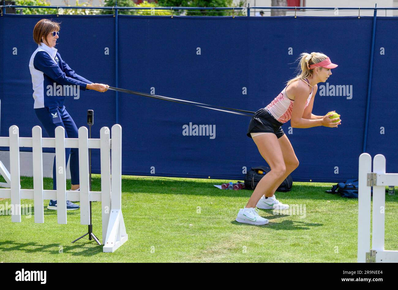 Katie Boulter (GBR) auf den Übungsplätzen, bevor sie am ersten Tag des
