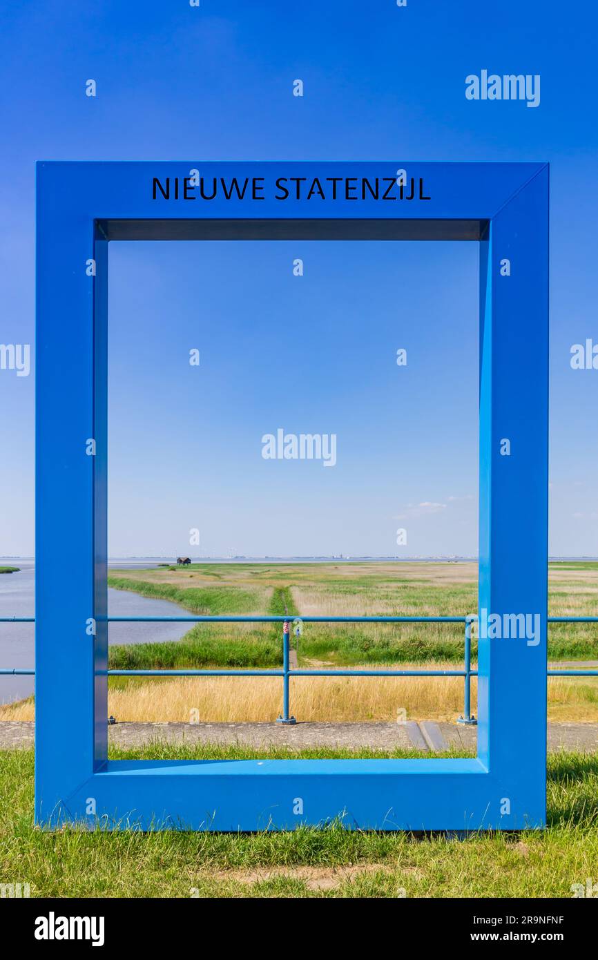 Blauer Rechteckrahmen für einen schönen Blick über die Landschaft in Nieuwe Statenzijl, Niederlande Stockfoto