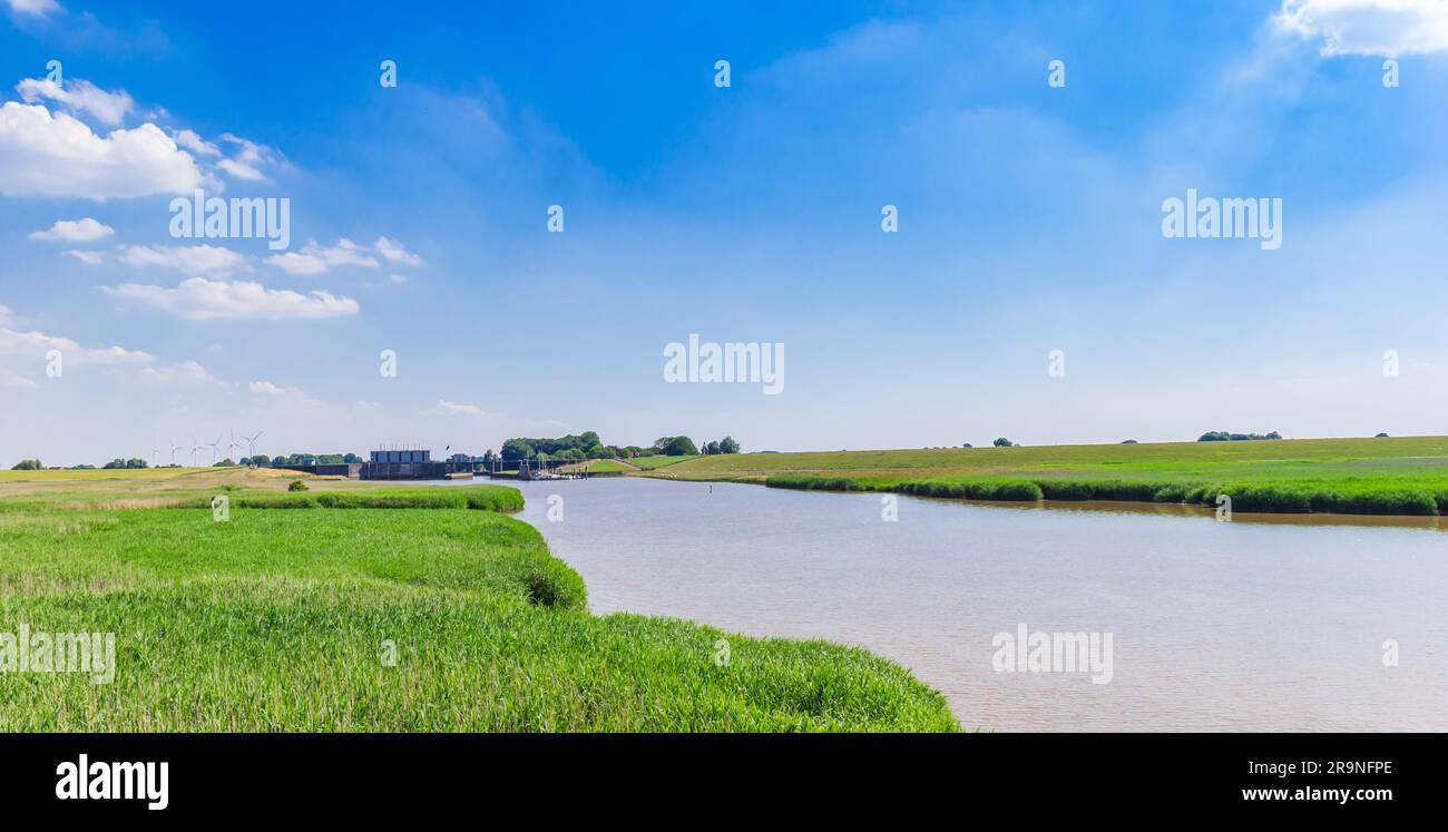 Panorama des Flusses, der zur Schleuse Nieuwe Statenzijl, Niederlande führt Stockfoto